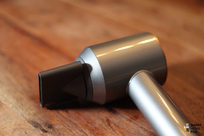 Der magnetische Aufsatz ist am Dyson Supersonic angebracht.